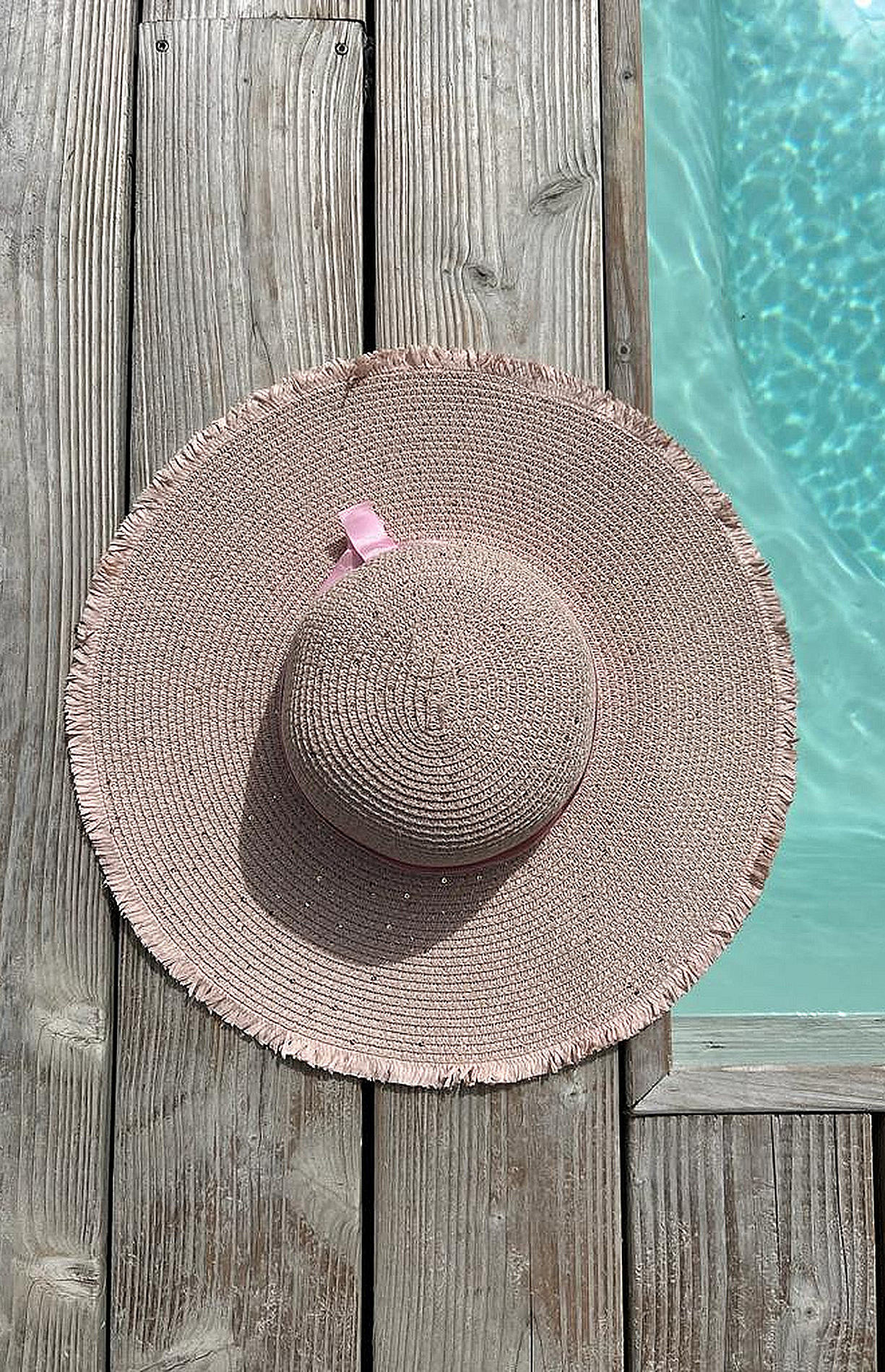 chapeau paille rose avec bordures effilochées